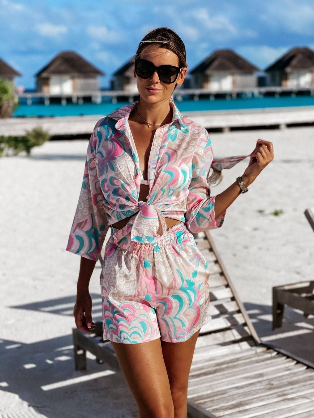 Damen Stylish Set für den Sommer mit verkürzter Bluse und Shorts Stalluxe