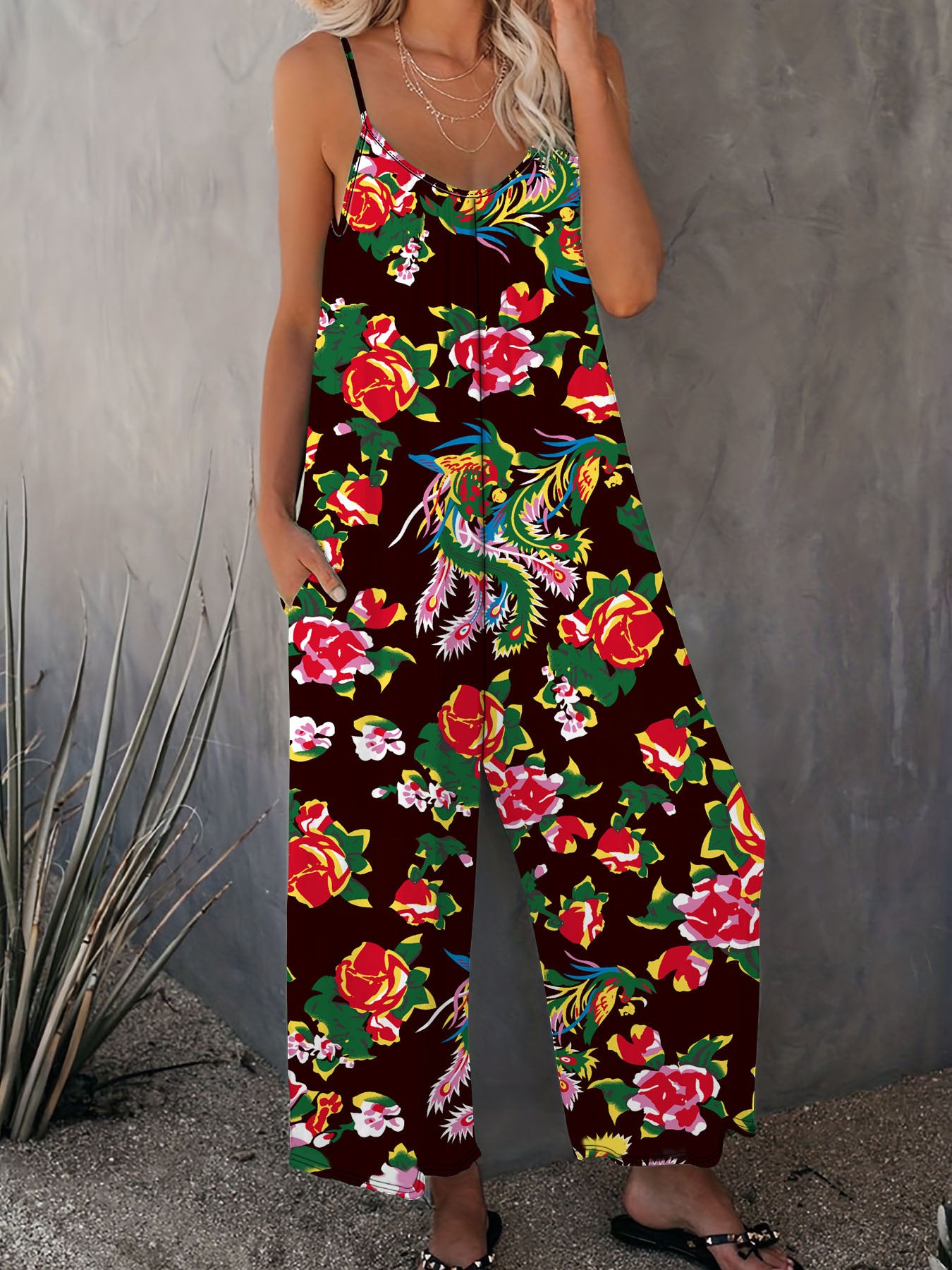 Damen Luftiger Jumpsuit mit floralem Design und verstellbaren Trägern Stalluxe