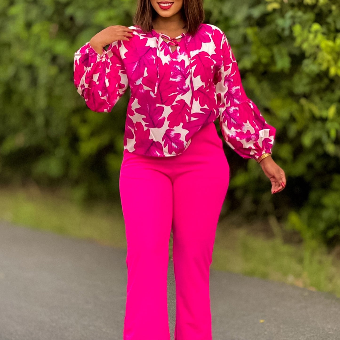 Damen Elegantes Set bestehend aus lässiger Bluse mit voluminösen Ärmeln und klassischer Hose Stalluxe