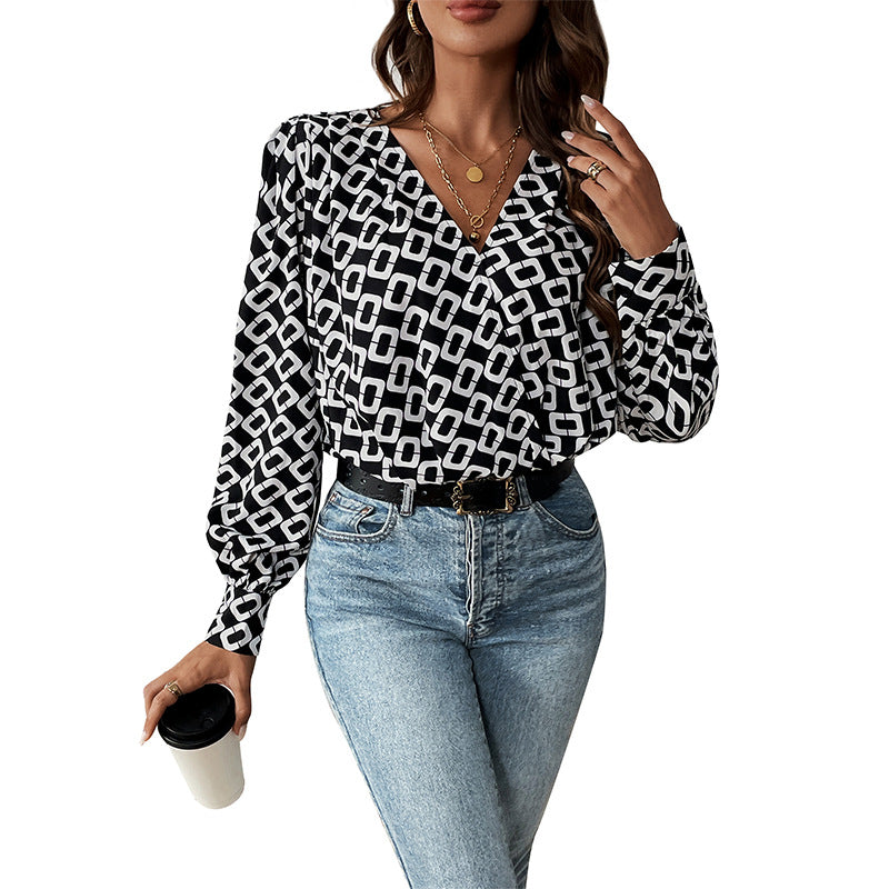 Damen Designer-Bluse mit grafischem Muster und tiefem V-Ausschnitt Stalluxe