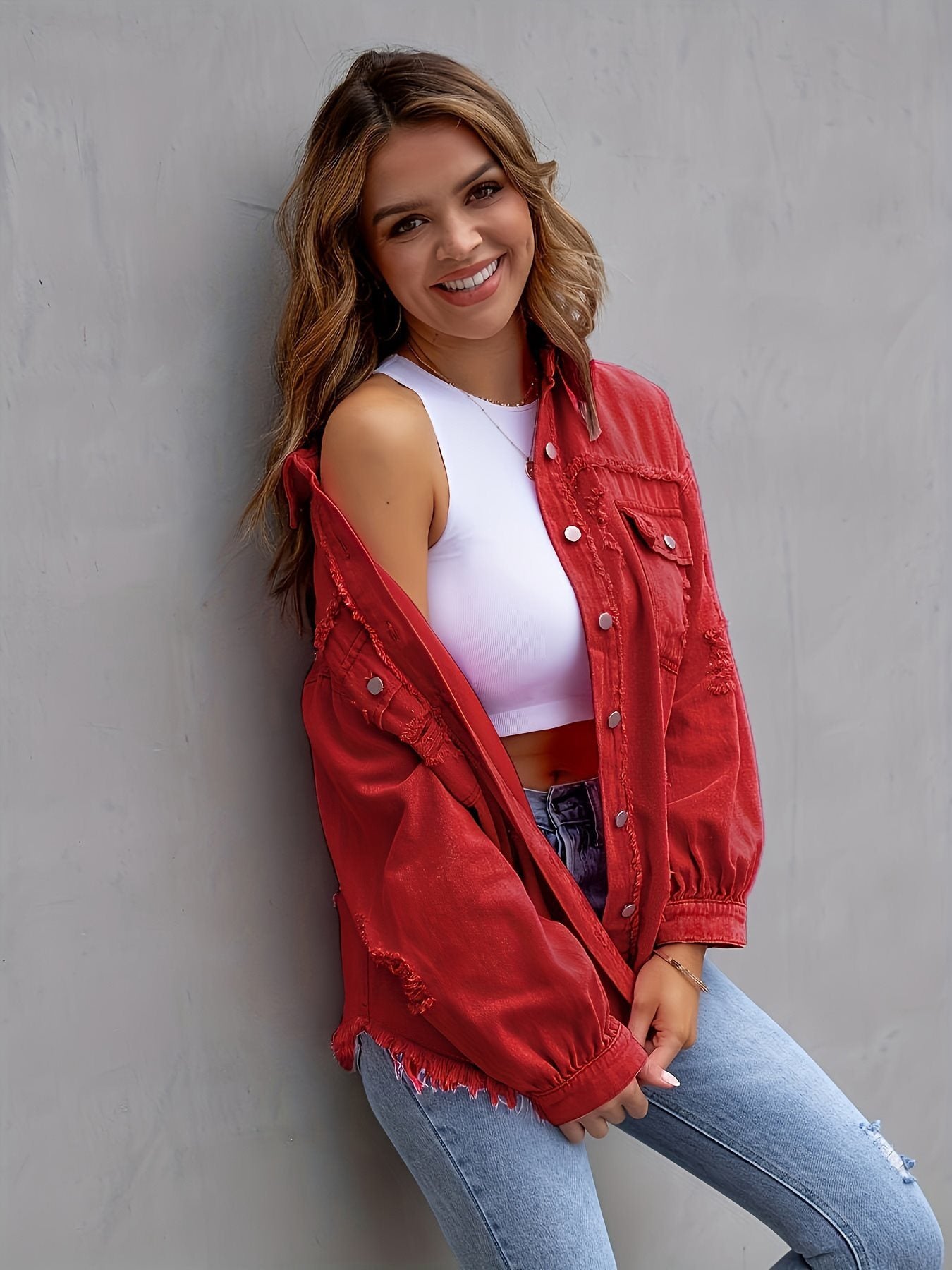 Damen oversized Jeansjacke mit fransigen Säumen und aufgesetzten Taschen Stalluxe