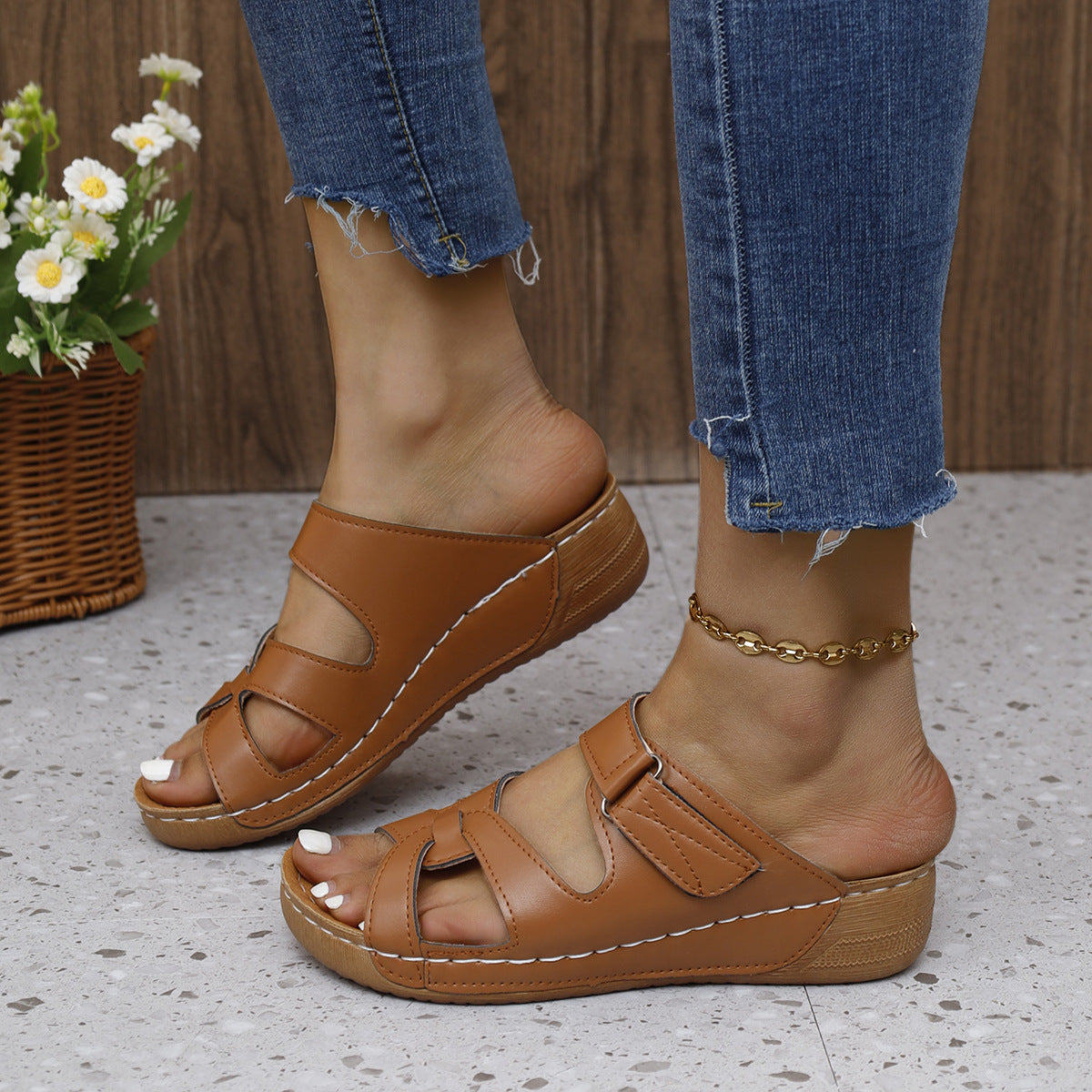 Damen Komfortable Wedge-Pantoletten mit verstellbaren Riemen und hochwertigem Fußbett Stalluxe