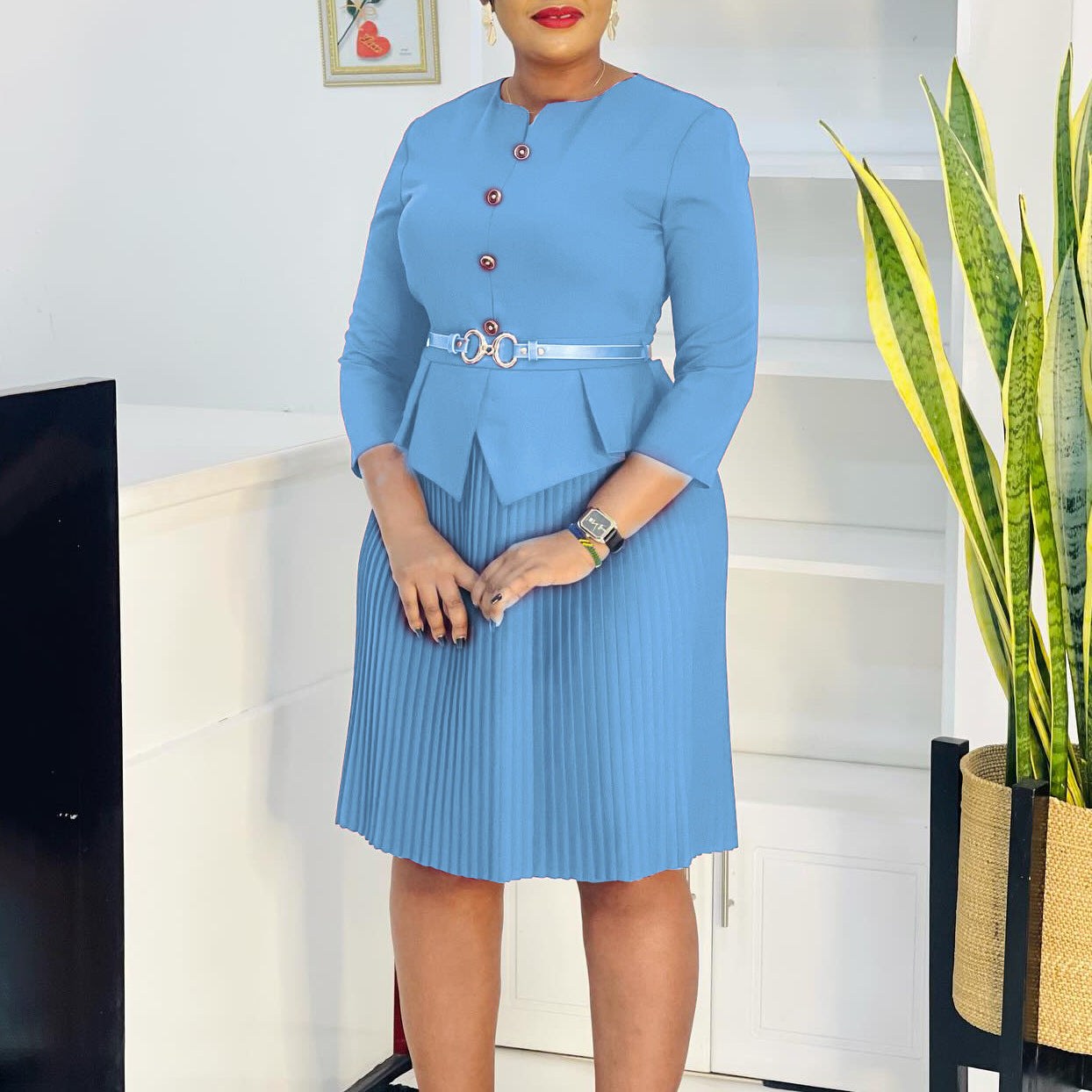 Damen Plissee Kleid mit elegantem Peplum und dekorativem Gürtel Stalluxe