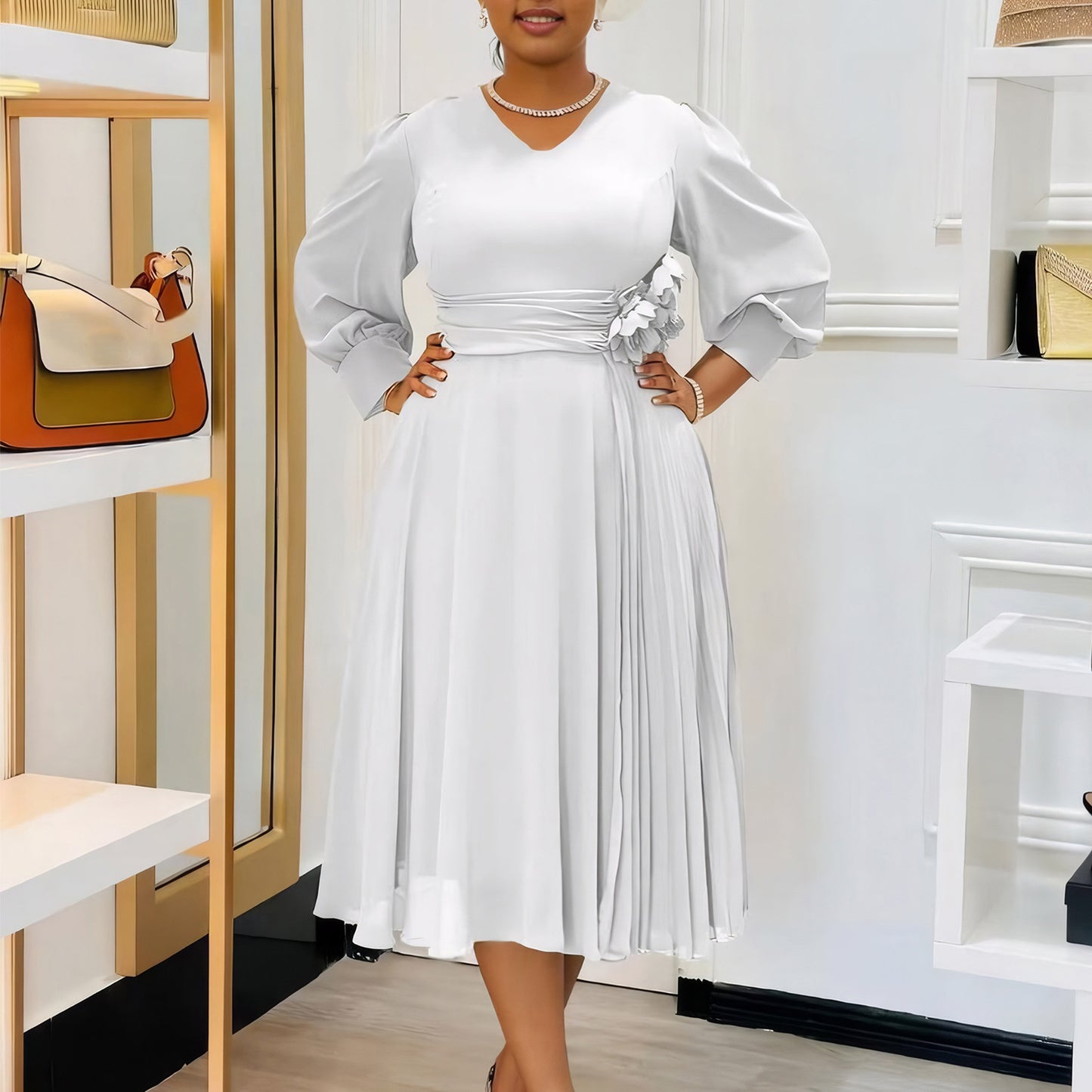 Damen elegantes Kleid mit dekorativem Blumenakzent und Faltenwurf Stalluxe