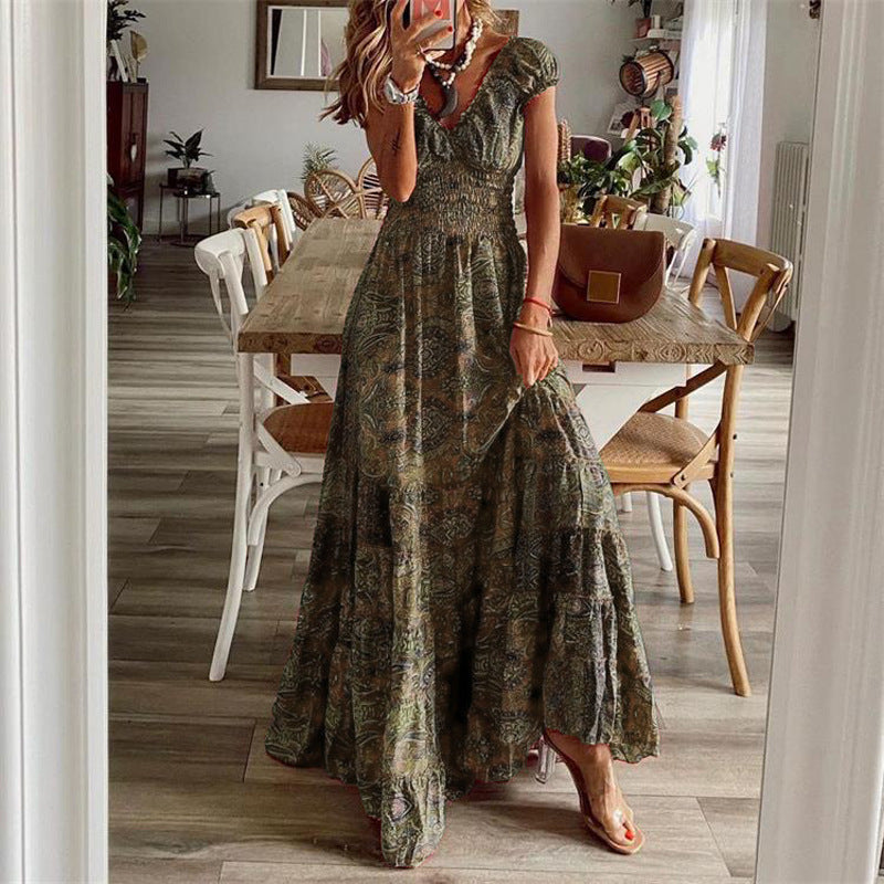 Damen Maxikleid mit tiefem V-Ausschnitt und femininem Muster Stalluxe