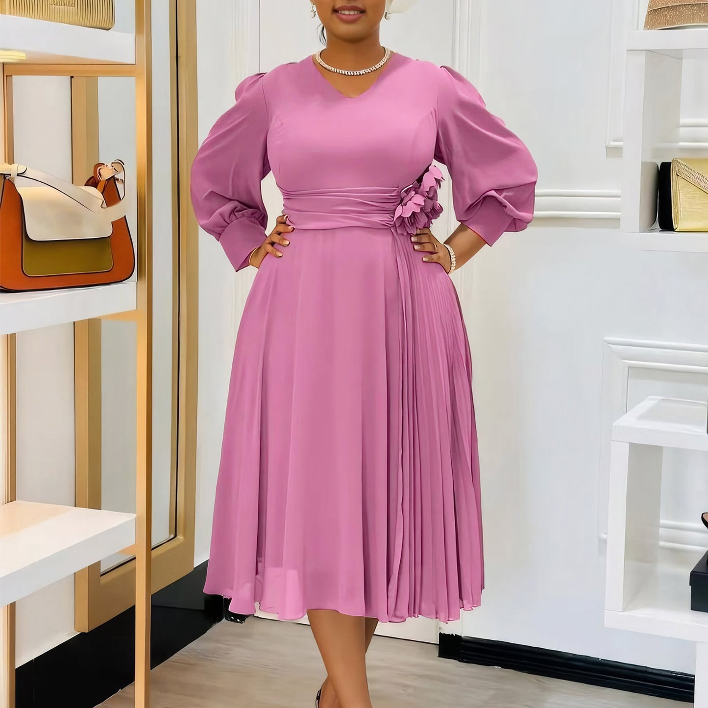 Damen elegantes Kleid mit dekorativem Blumenakzent und Faltenwurf Stalluxe