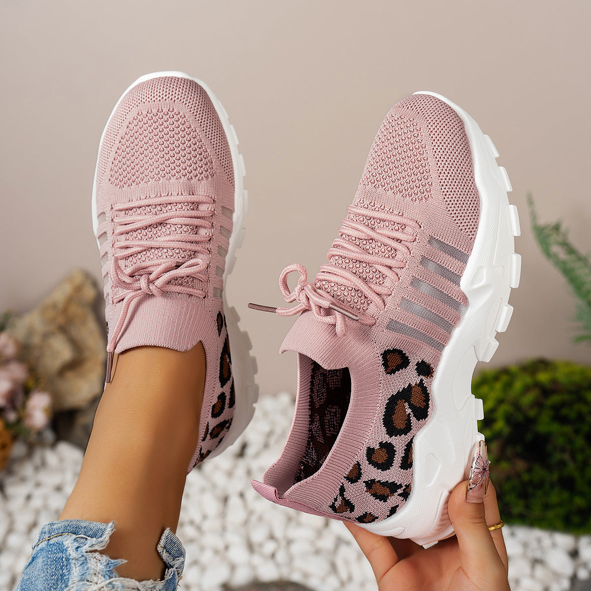 Damen Sportliche Sneakers aus atmungsaktivem Strickmaterial mit auffälligem Leopardenmuster Stalluxe