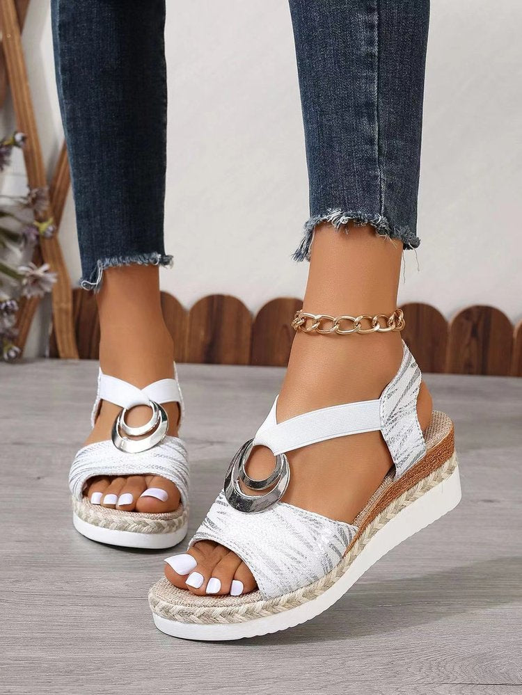 Damen Wedge-Sandalen mit dekorativen Metallringen und elastischen Riemen Stalluxe