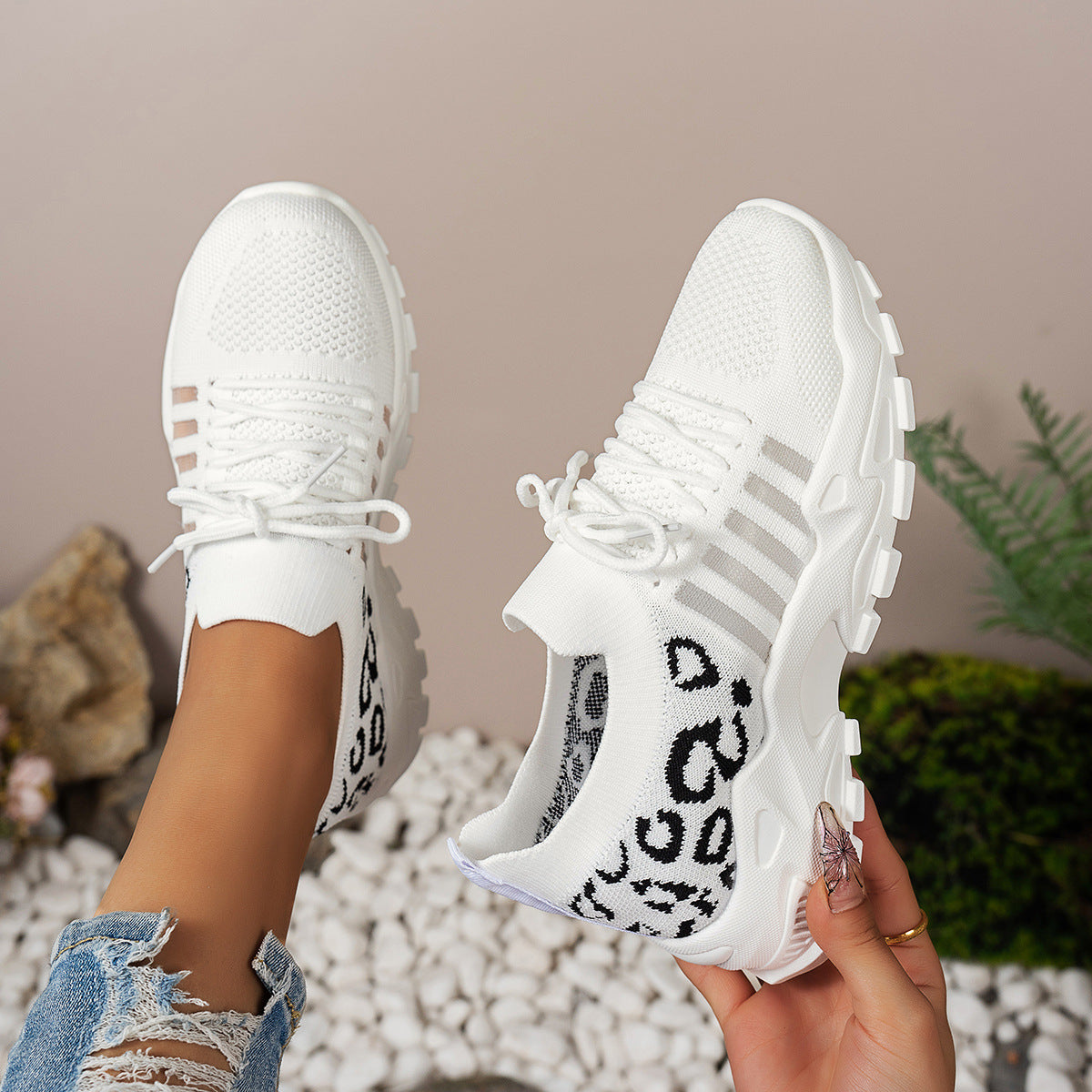 Damen Sportliche Sneakers aus atmungsaktivem Strickmaterial mit auffälligem Leopardenmuster Stalluxe