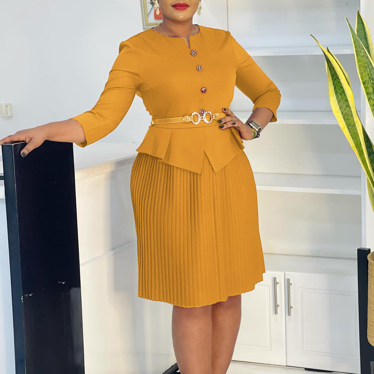 Damen Plissee Kleid mit elegantem Peplum und dekorativem Gürtel Stalluxe