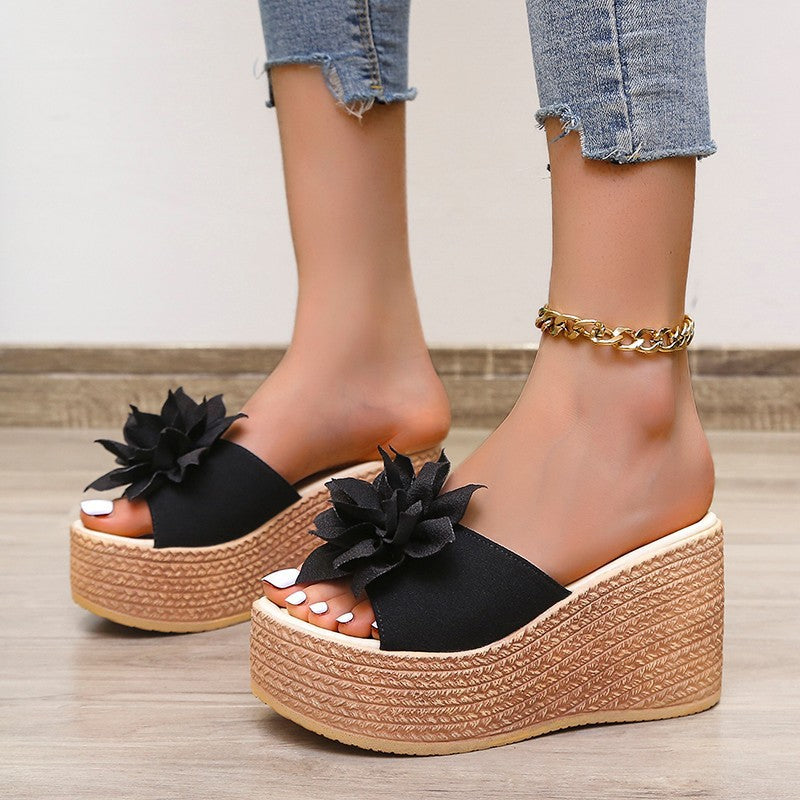 Damen Plateausandalen mit floralem Dekor und rutschfester Sohle Stalluxe