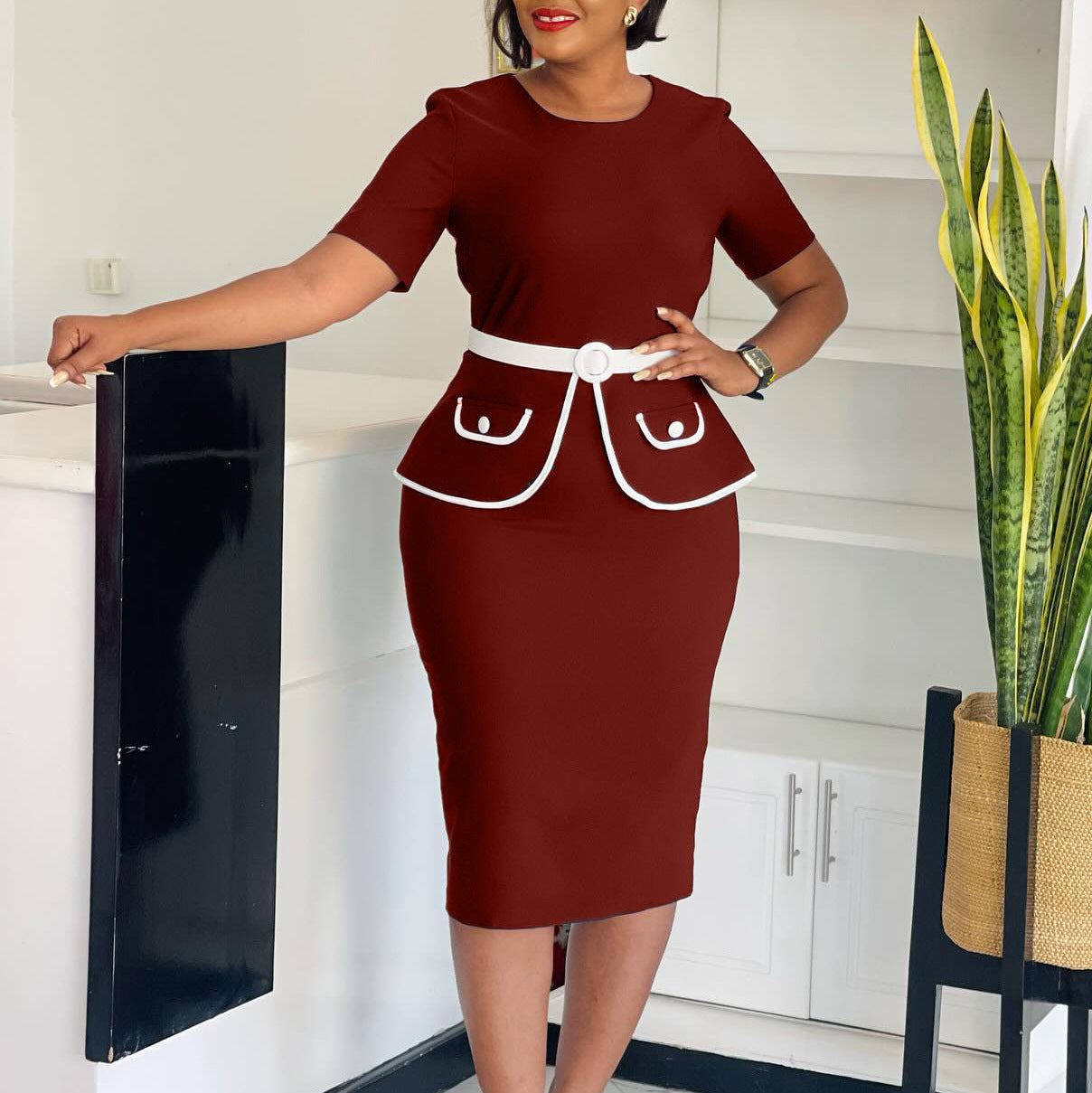 Damen Elegantes Tailliertes Kleid mit peppiger Taschenapplikation und breitem Gürtel Stalluxe
