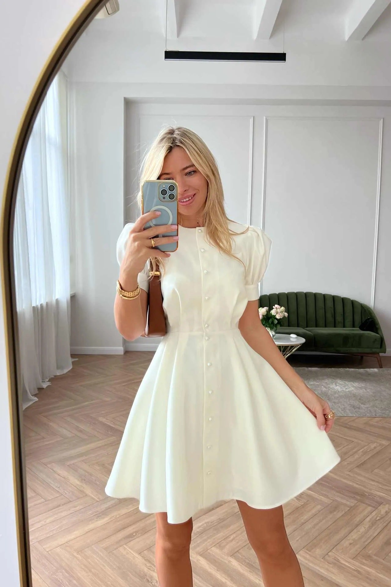 Damen Knielanges Satin-Kleid mit Puffärmeln und Knopfleiste Stalluxe