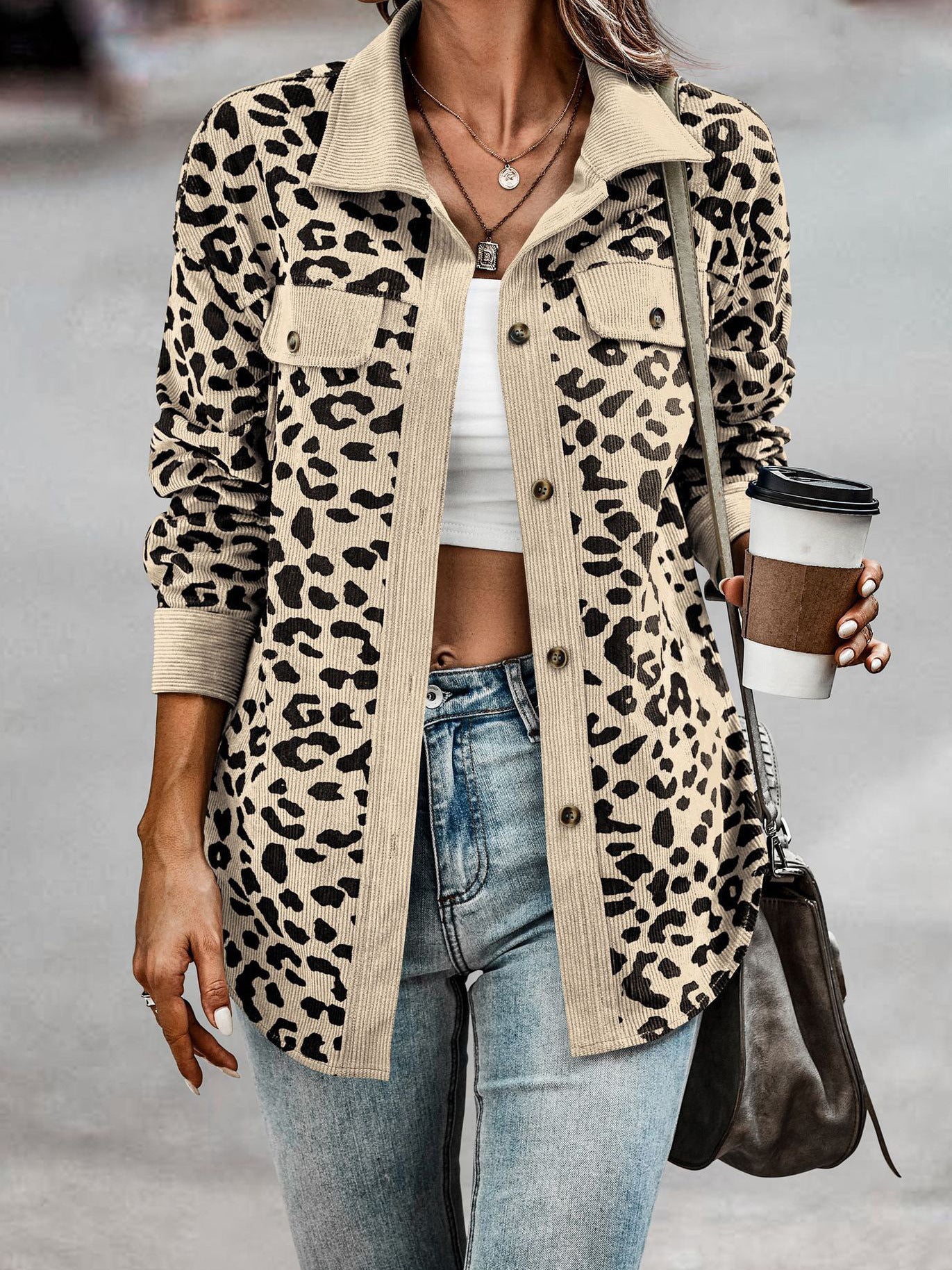 Damen Freizeitjacke mit strukturiertem Leopardenmuster und praktischen Taschen Stalluxe