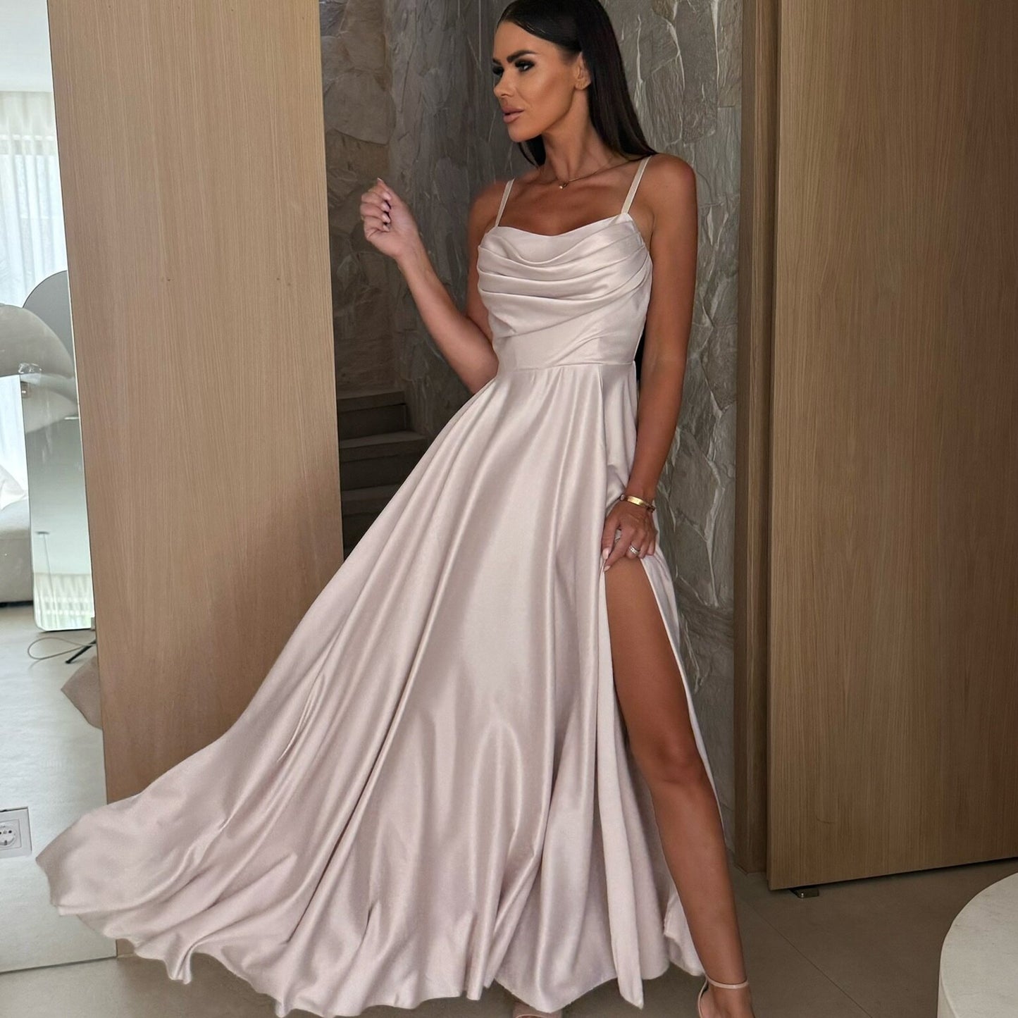 Damen Elegantes Abendkleid mit fließendem Schnitt und seitlichem Schlitz Stalluxe