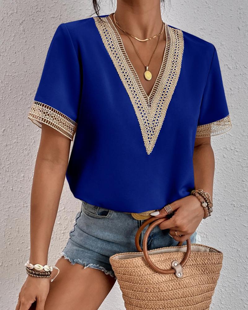 Damen Elegante Bluse mit V-Ausschnitt und dekorativen Spitzenapplikationen Stalluxe