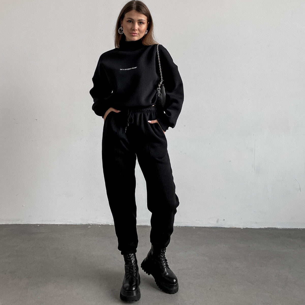 Damen sportlicher Lounge-Anzug mit hohem Kragen und weiten Ärmeln Stalluxe