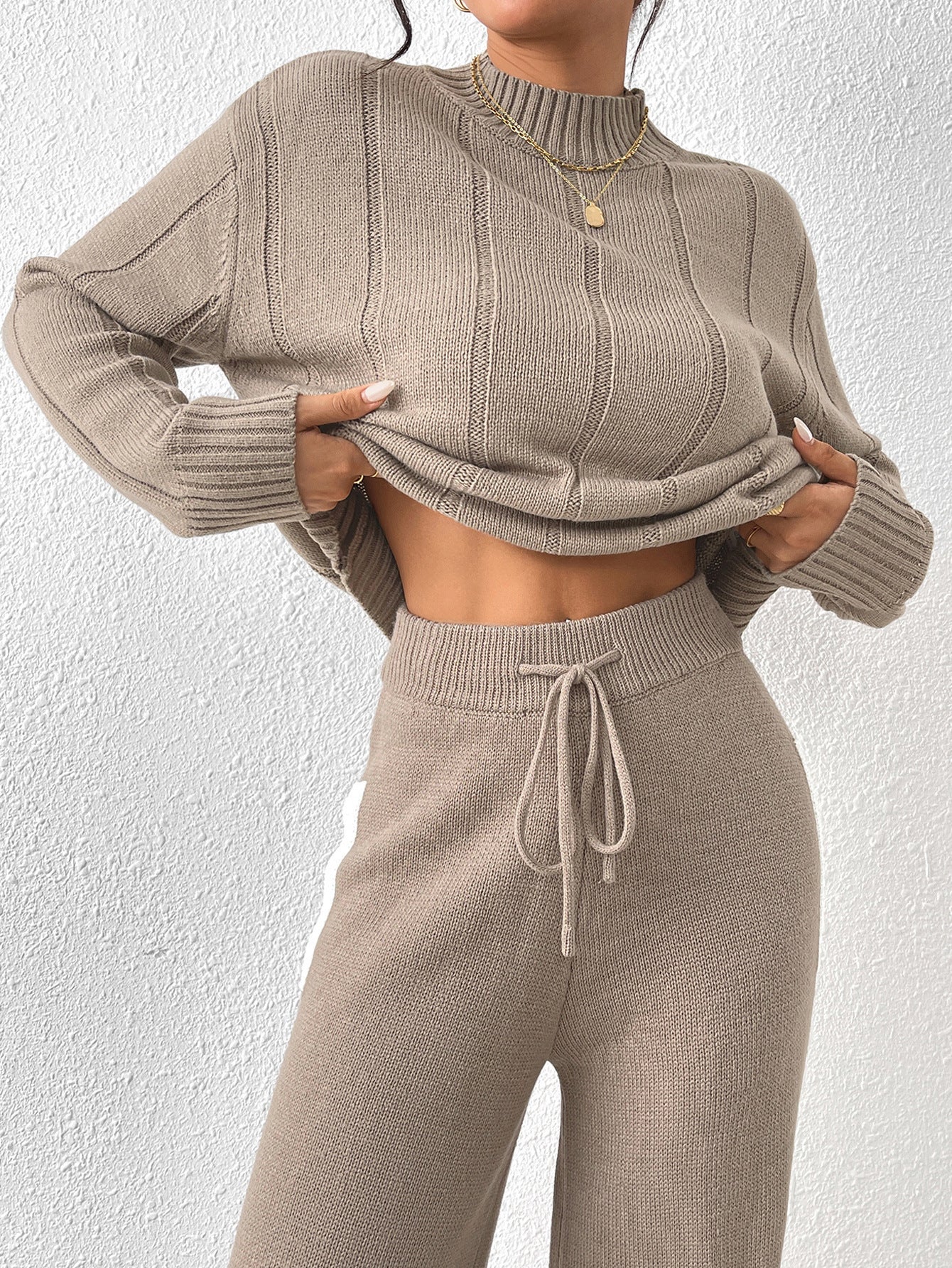 Damen lässiges Strick-Set mit hochabschließendem Pullover und weitem Hosen Stalluxe