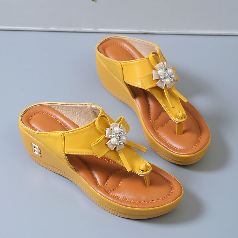 Damen Komfortable Wedge-Pantoletten mit eleganten Blumenapplikationen Stalluxe