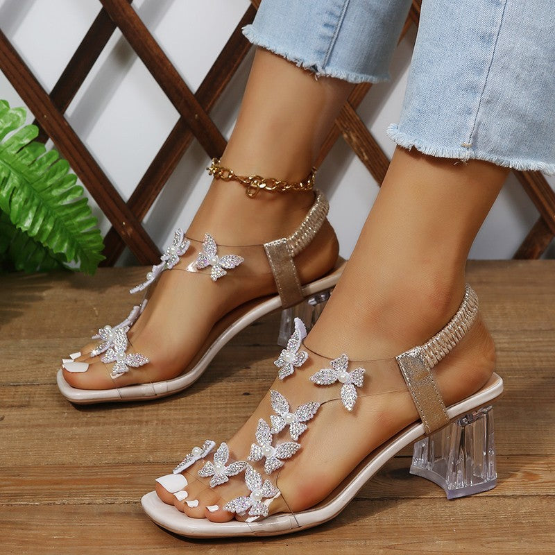 Damen Glamouröse Sandalen mit funkelnden Schmetterlingsdetails und transparentem Blockabsatz Stalluxe