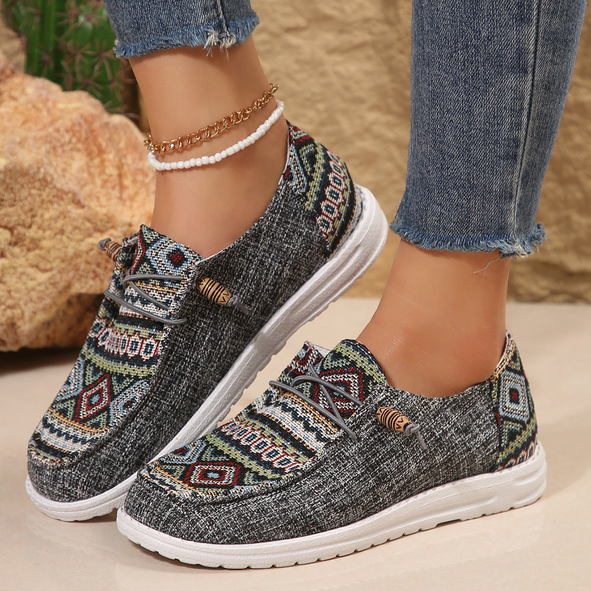 Damen Freizeitliche Slip-On Sneakers mit buntem Ethno-Muster Stalluxe