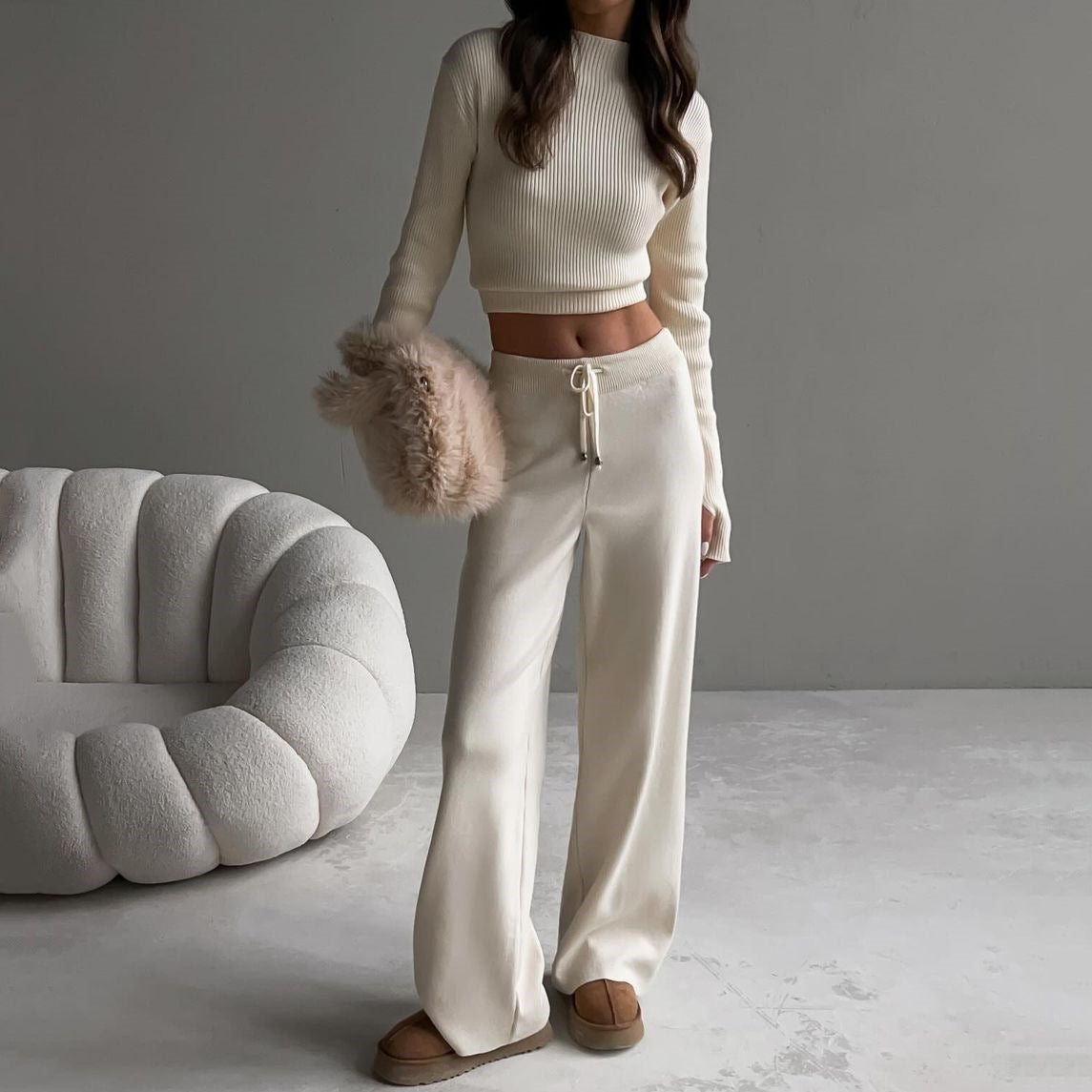 Damen kuscheliges Strick-Set mit hohen Beinen und cropped Oberteil Stalluxe