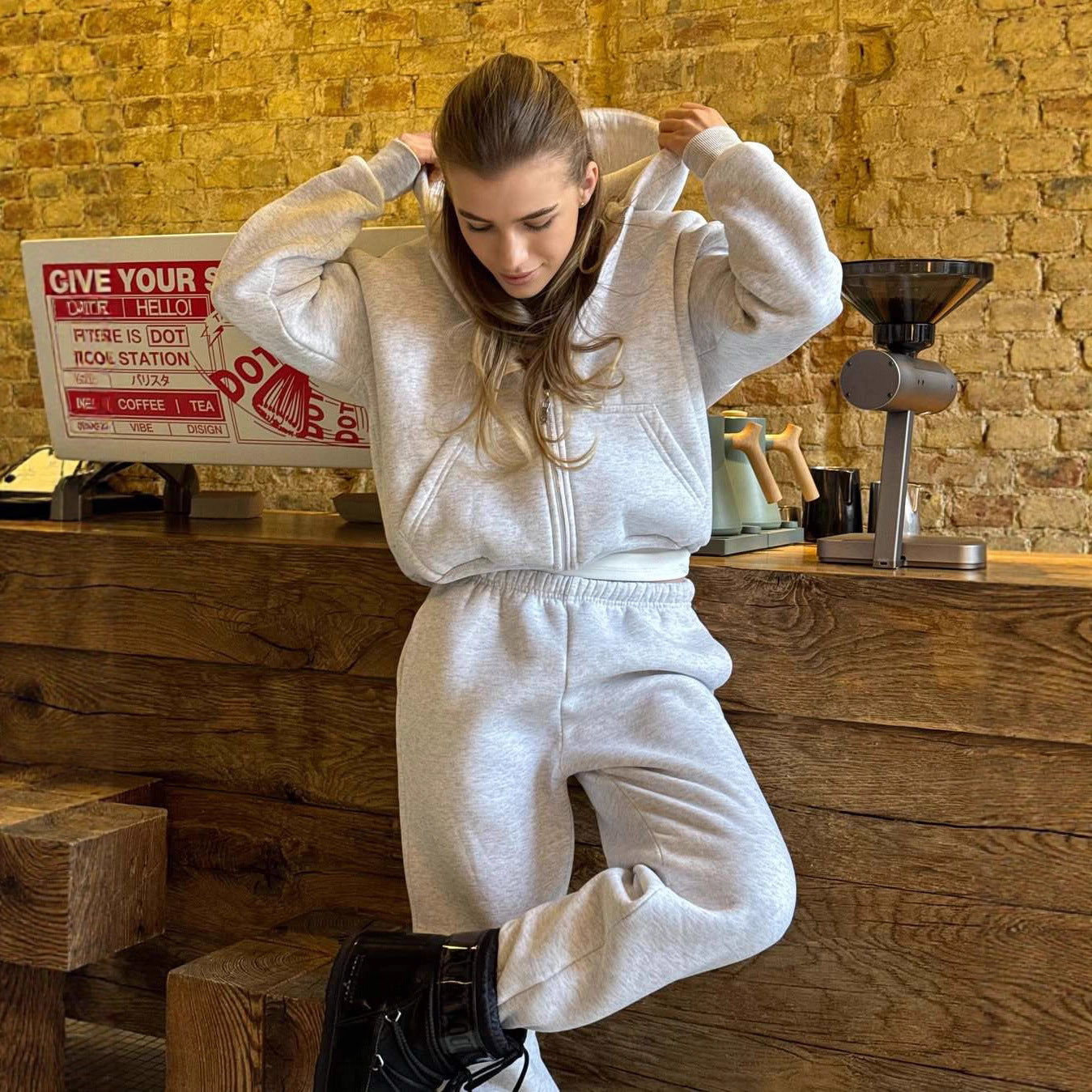 Damen lässiger cropped Hoody mit praktischen Taschen und bequemen Jogginghosen Stalluxe