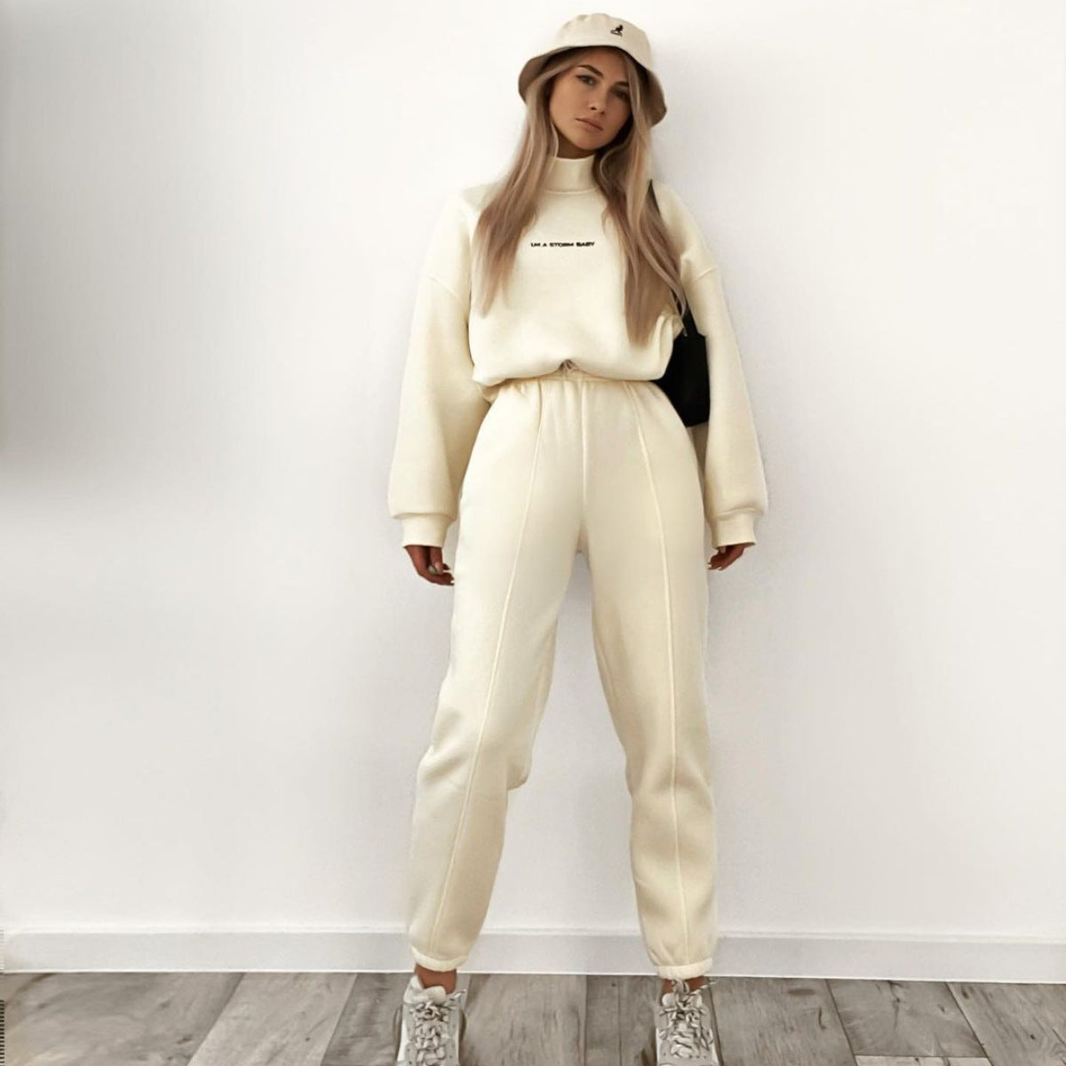 Damen sportlicher Lounge-Anzug mit hohem Kragen und weiten Ärmeln Stalluxe