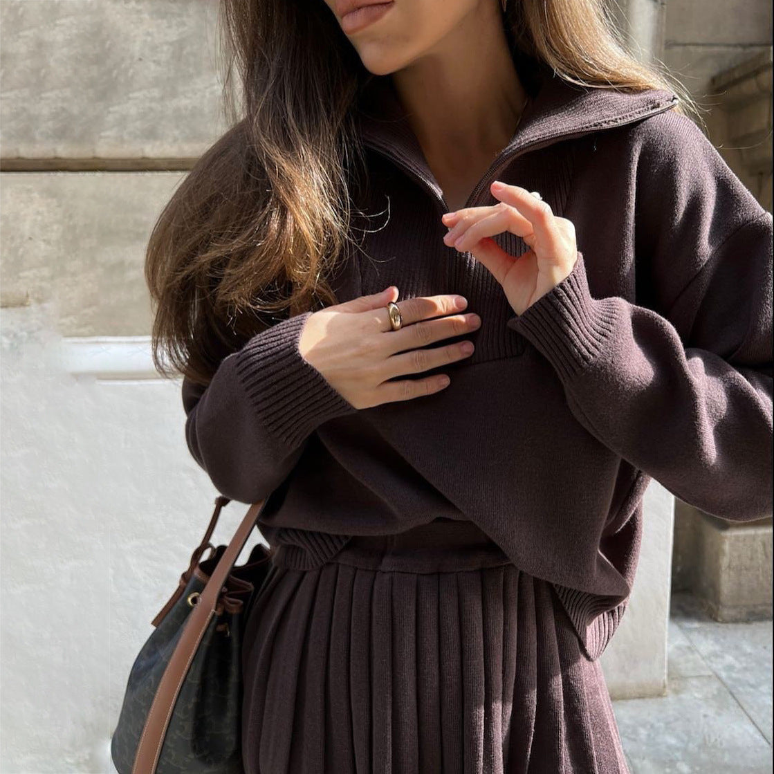 Damen Strickpullover mit hochgeschlossenem Kragen und plissiertem Rock Stalluxe