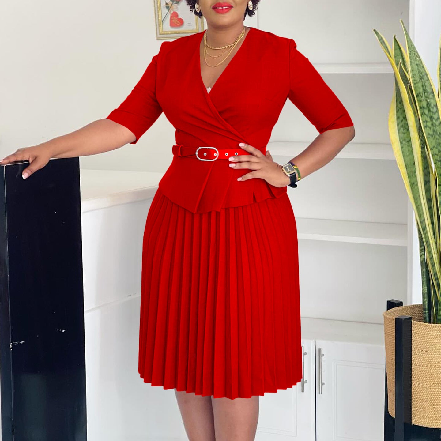 Damen Plissiertes Wickelkleid mit eleganter Taillierung und Gürtel Stalluxe