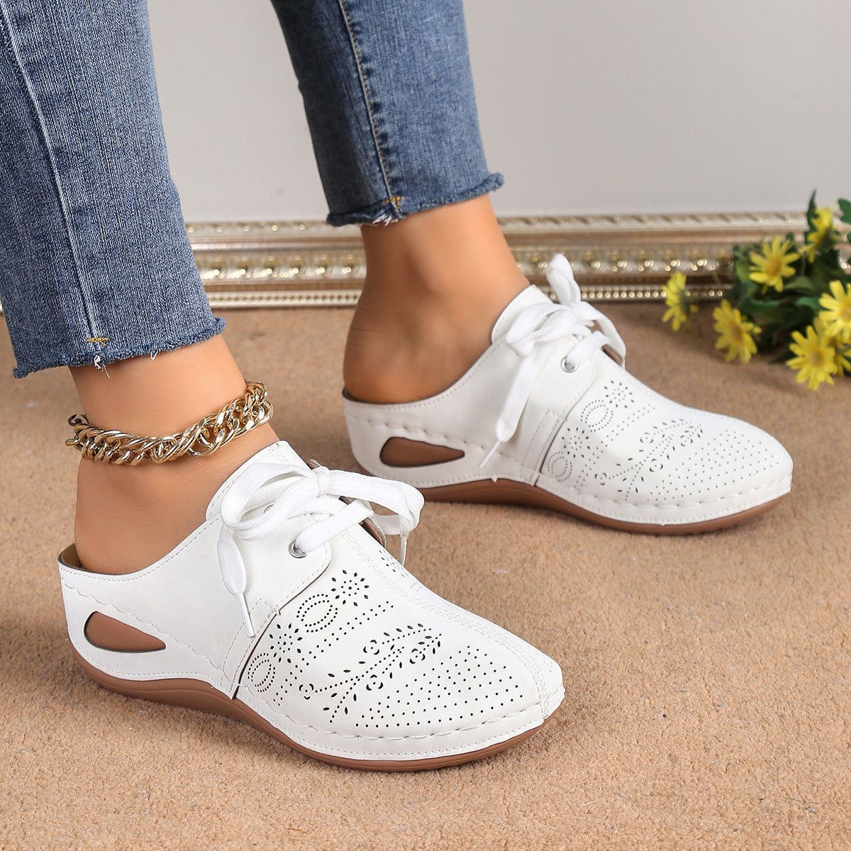 Damen Freizeit-Schnürschuhe aus atmungsaktivem Leder mit dekorativen Ausschnitten Stalluxe