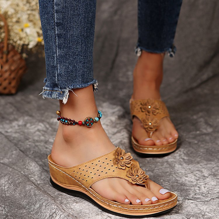 Damen Zehentrenner-Sandalen mit luftiger Oberflächenstruktur und floralem Design Stalluxe