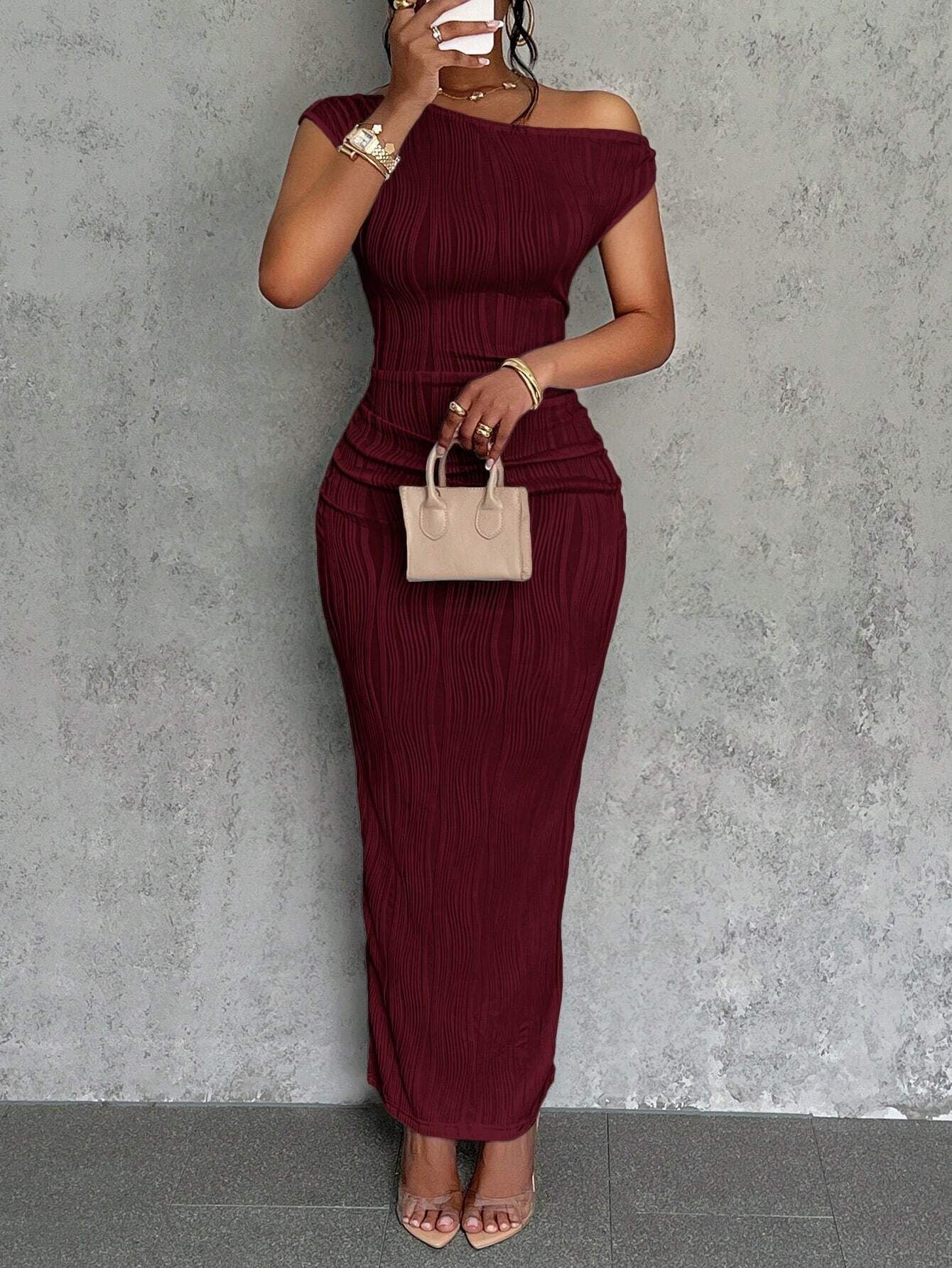 Damen Elegantes und figurbetontes Maxikleid mit einem Schulterdesign Stalluxe