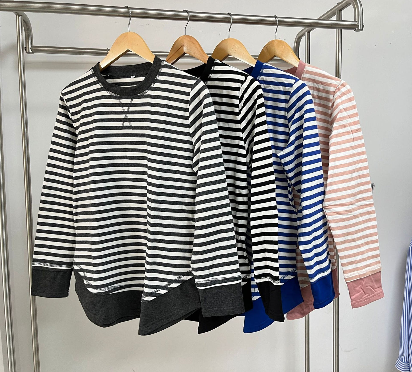 Damen gestreiftes Sweatshirt mit lässigem Schnitt und praktischen Taschen Stalluxe