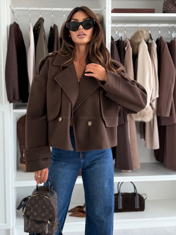 Damen modische Kurzjacke mit oversized Schnitt und auffälligen Knopfdetails Stalluxe