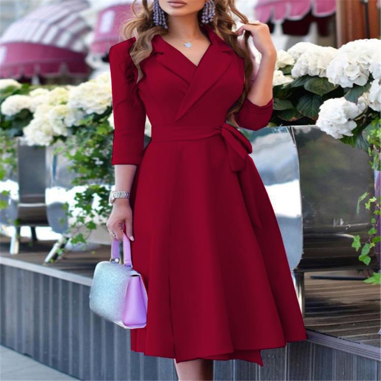 Damen Elegantes Wickelkleid mit floralen Akzenten und schickem Kragen Stalluxe