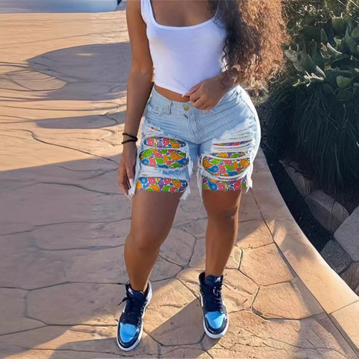 Damen Jeans-Shorts mit buntem Muster und stylishen Ausfransen Stalluxe