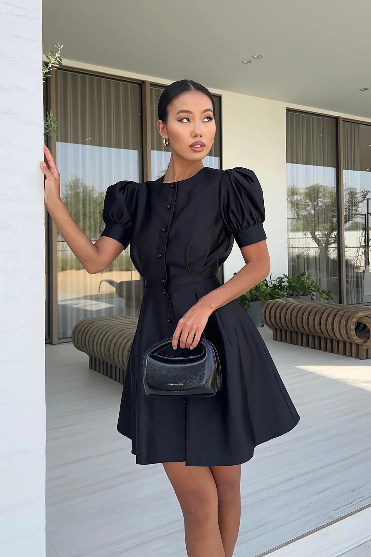 Damen Knielanges Satin-Kleid mit Puffärmeln und Knopfleiste Stalluxe