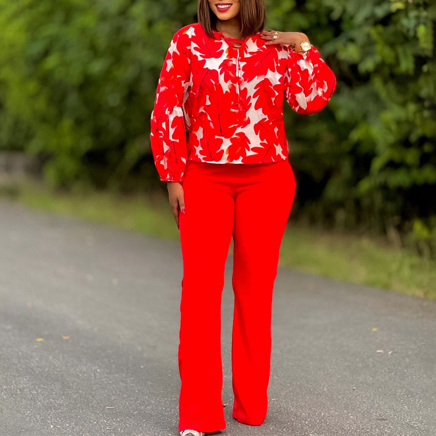 Damen Elegantes Set bestehend aus lässiger Bluse mit voluminösen Ärmeln und klassischer Hose Stalluxe