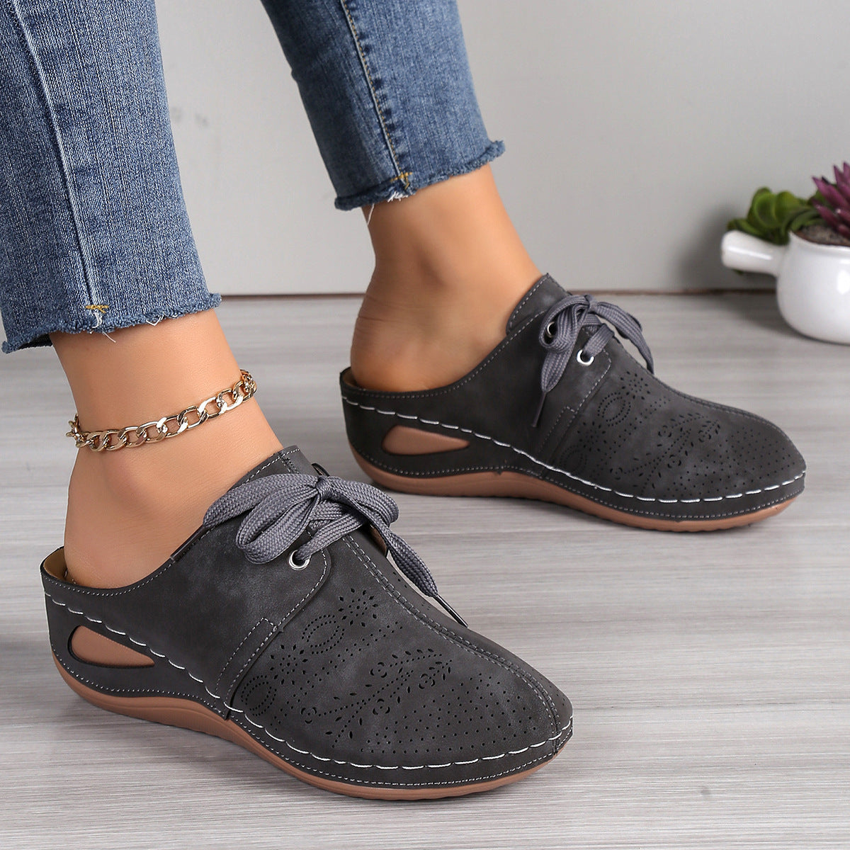 Damen Freizeit-Schnürschuhe aus atmungsaktivem Leder mit dekorativen Ausschnitten Stalluxe