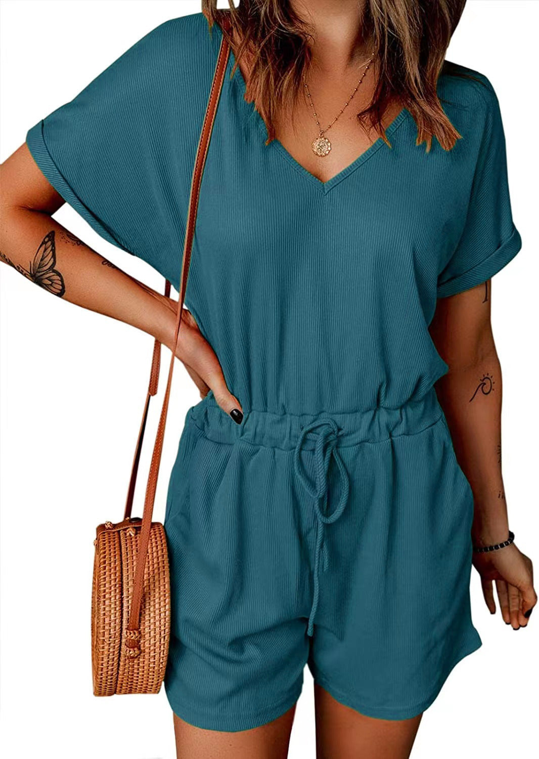 Damen lässiger Kurz-Jumpsuit mit Gürteldetail und tiefem V-Ausschnitt Stalluxe