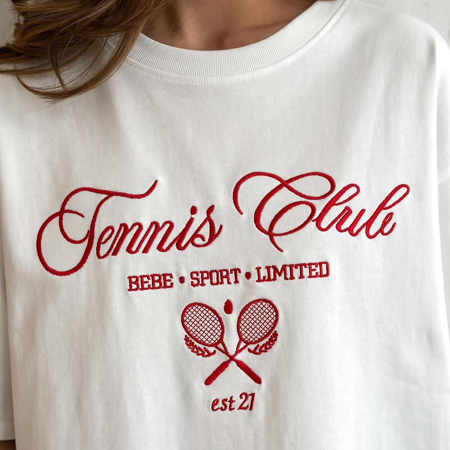 Damen T-Shirt mit trendigem Tennis-Club-Stickdesign Stalluxe