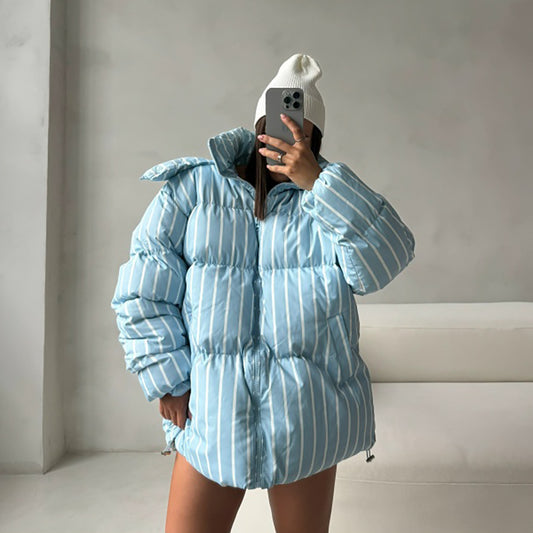 Damen gestreifte Daunenjacke mit hohem Kragen und voluminösem Schnitt Stalluxe