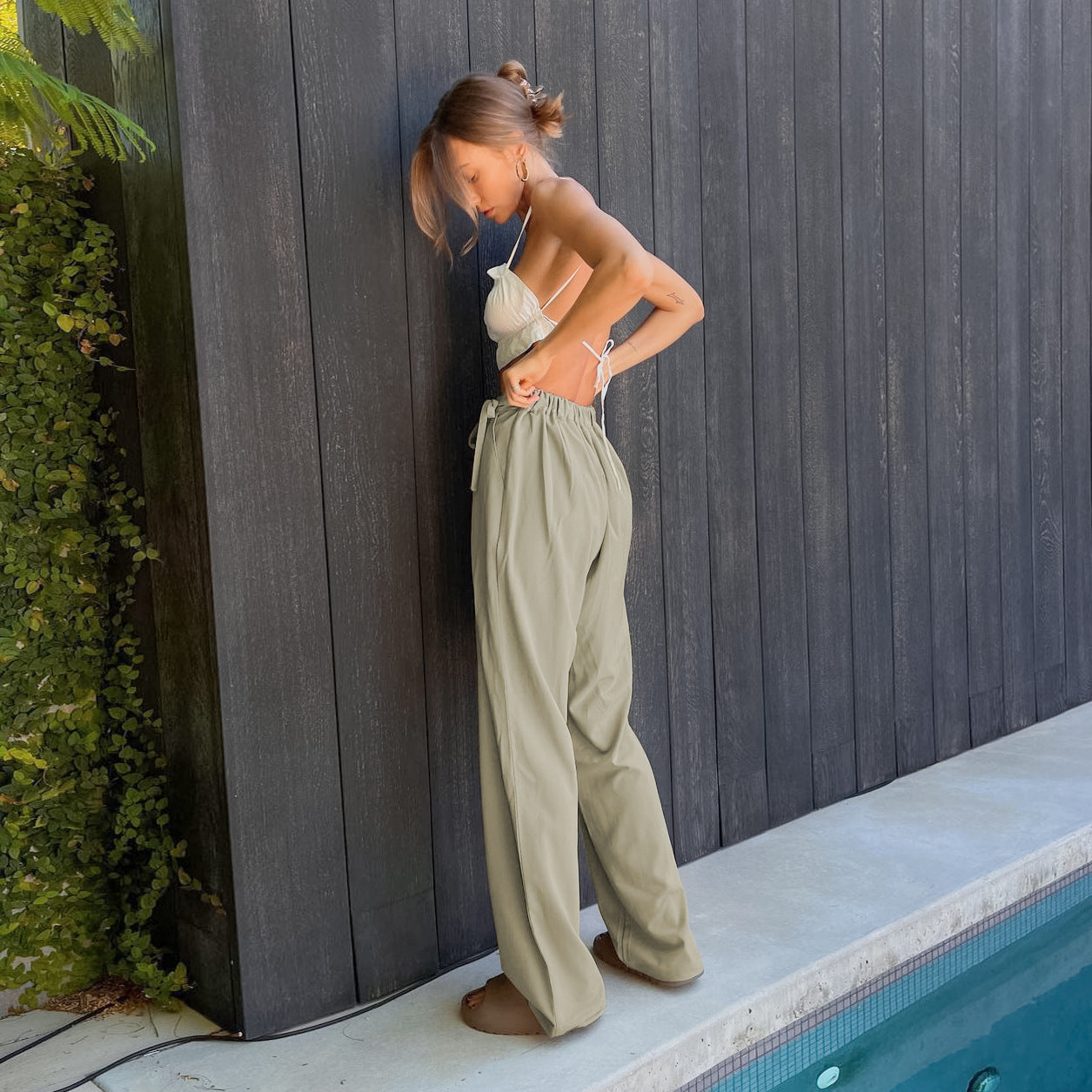 Damen Weite, hoch taillierte Stoffhose mit Bundfalten und Gürteldetail Stalluxe
