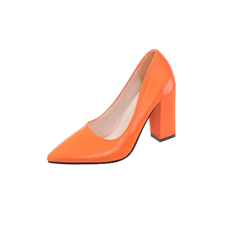 Damen Spitzen Pumps mit bequemem Blockabsatz und glänzendem Finish Stalluxe