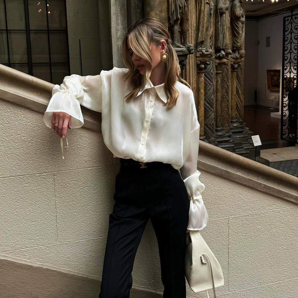 Damen Elegant geschnittene Satin-Bluse mit voluminösen Ärmeln und Binde-Details Stalluxe