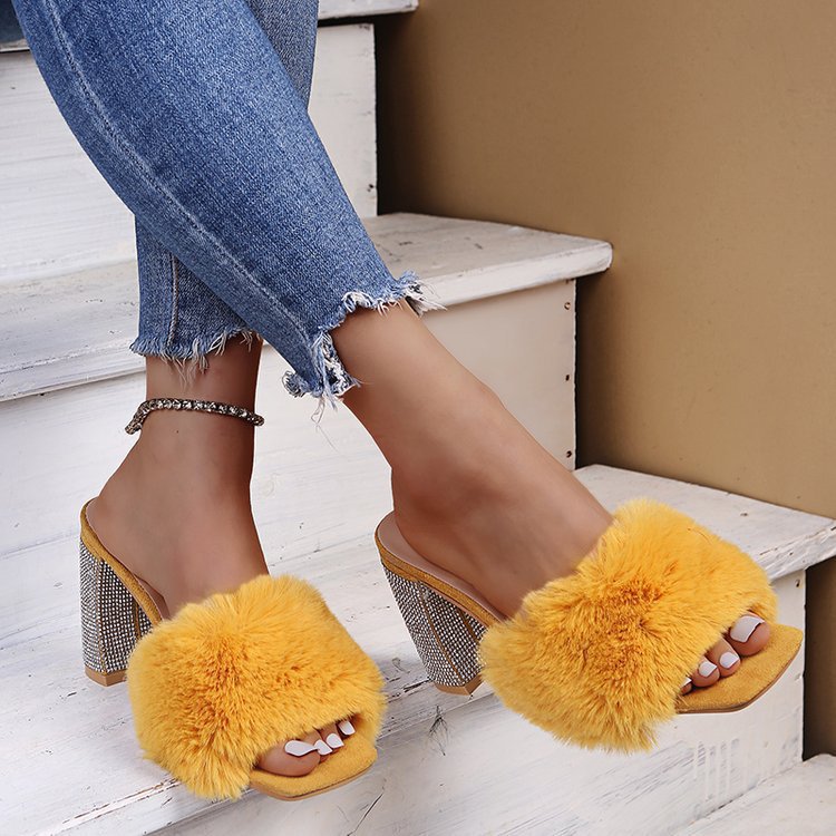 Damen Glamouröse Mules mit kuscheligem Kunstfell und glitzerndem Absatz Stalluxe