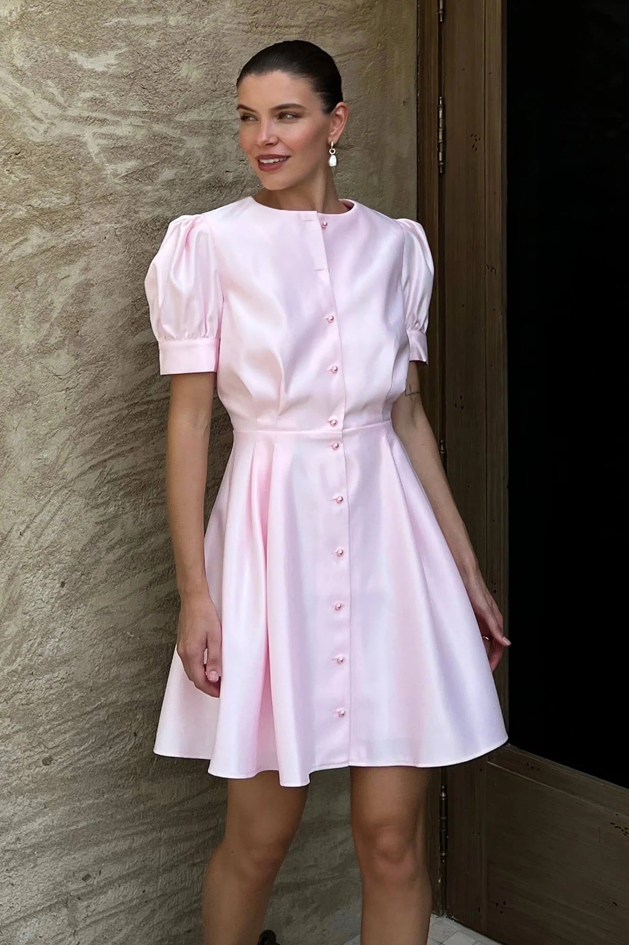 Damen Knielanges Satin-Kleid mit Puffärmeln und Knopfleiste Stalluxe