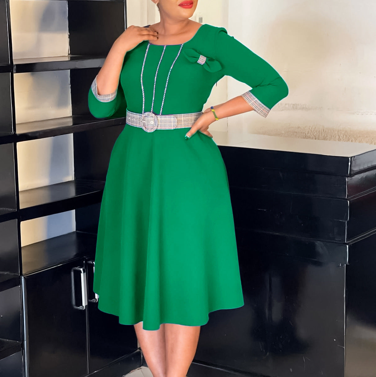 Damen A-Linien Kleid mit dekorativem Taillengürtel und eleganten Details Stalluxe