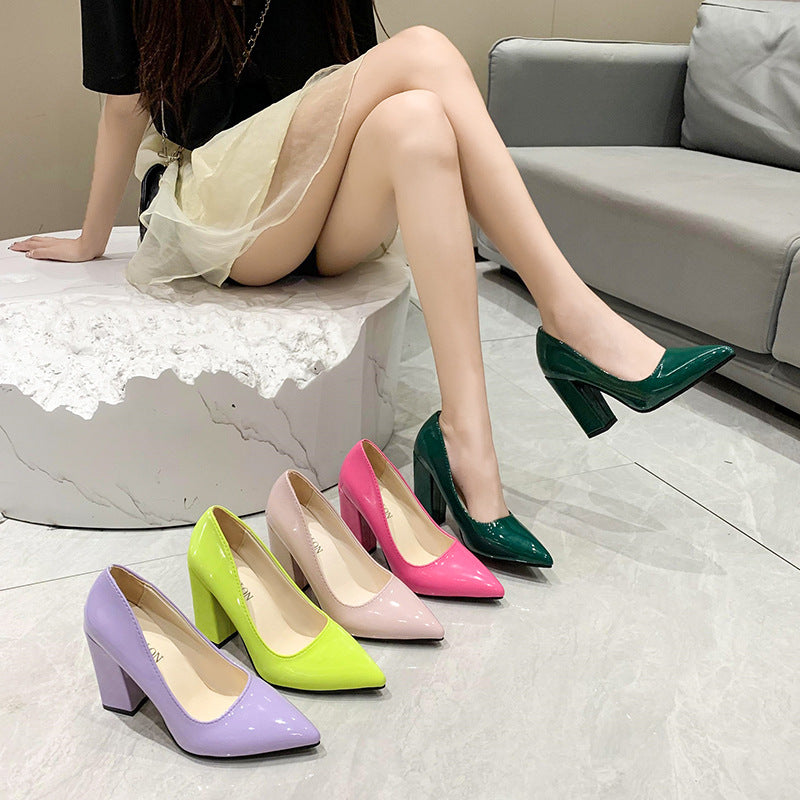 Damen Spitzen Pumps mit bequemem Blockabsatz und glänzendem Finish Stalluxe